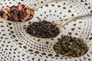 Black Tea vs Green Tea on spoons